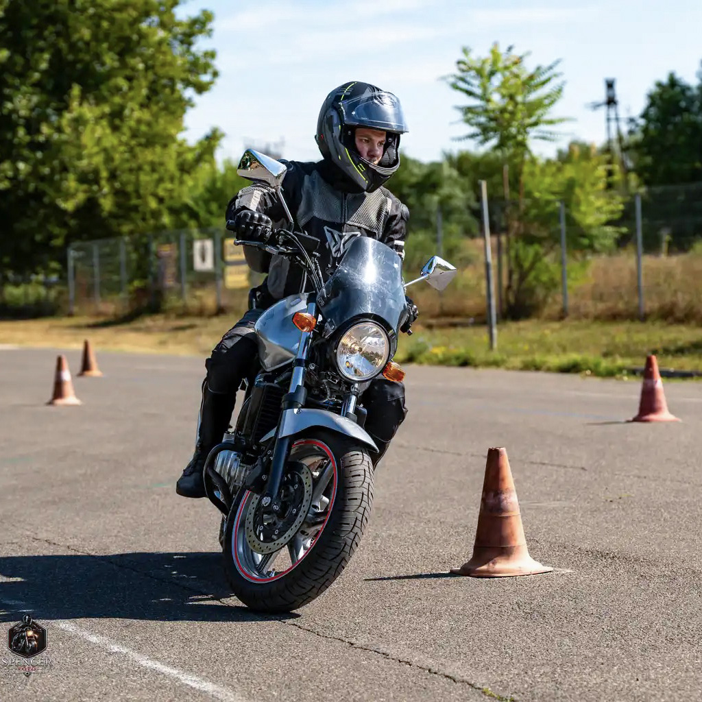 Motoros oktatás rutinpályán